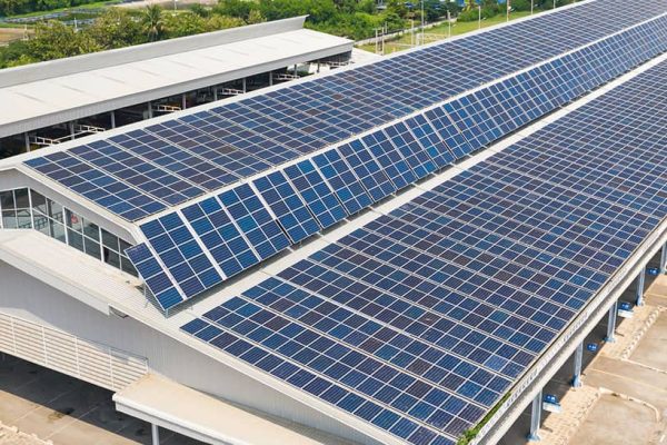 Techo con paneles solares